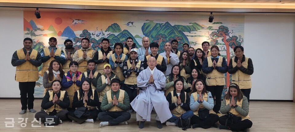 네팔 이주노동자들이 분당 대광사에 방문했다.