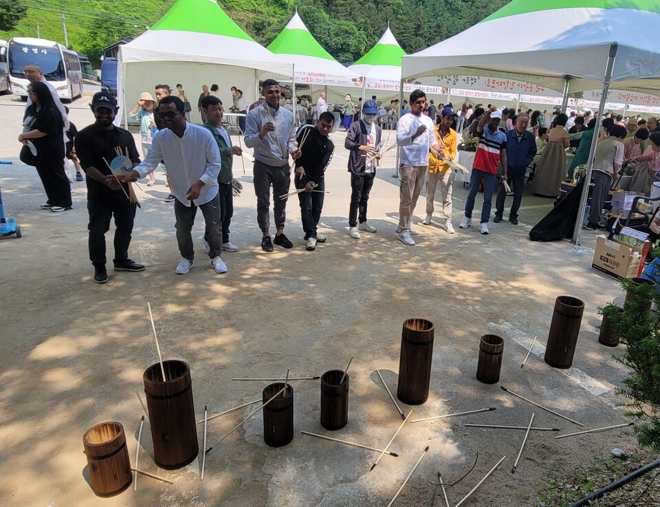 투호 체험 중인 참가자들.