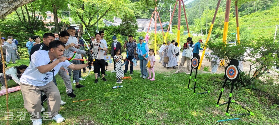 활쏘기 체험 중인 참가자들.