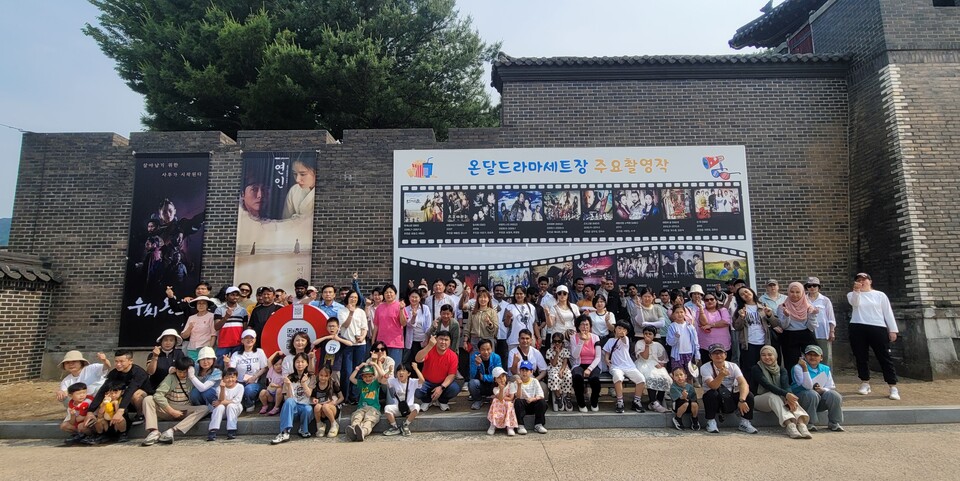 온달드라마세트장을 둘러본 참가자들.