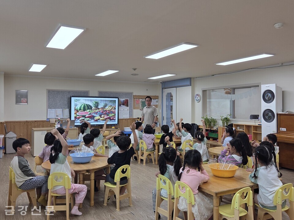 나누며하나되기는 9월 25일부터 10월 30일까지 3회에 걸쳐 김천·오산·서울 소재 어린이집·유치원 어린이 250여명 대상으로 ‘어린이 지구환경교실’을 실시했다.