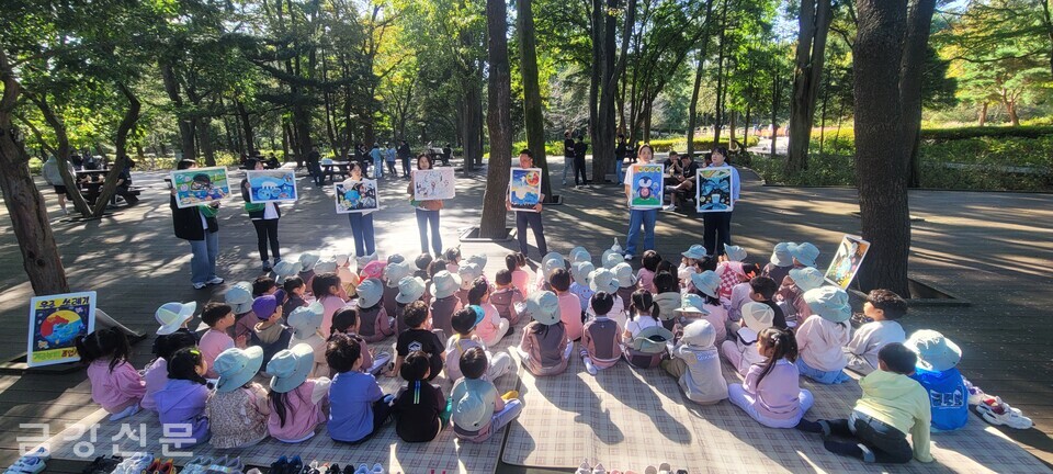 어린이들이 물향기수목에서 야외 환경 수업에 참여하고 있다.