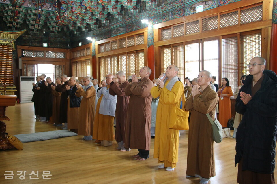 관문사 대불보전에서 참배 중인 베트남 스님들과 불자들.