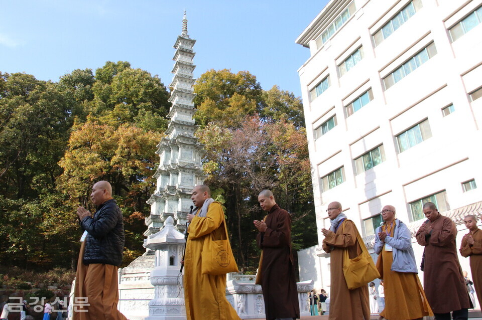 관문사 법화대보탑 탑돌이.