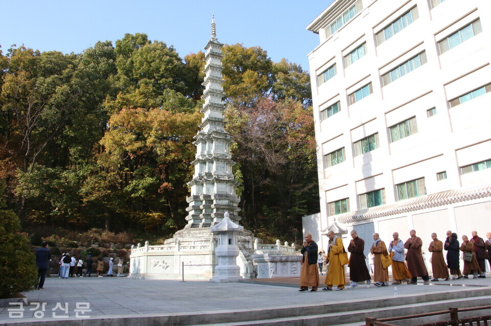 관문사 법화대보탑 탑돌이.