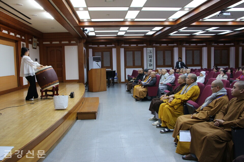 고구려북 공연을 관람하는 베트남 스님과 불자들.