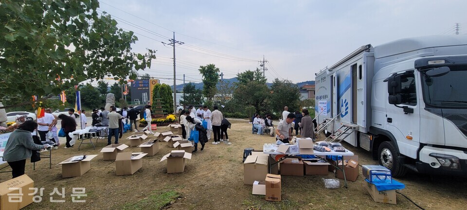 사단법인 나누며하나되기가 인천·아산·청주 지역에 거주하는 이주 노동자를 대상으로 결핵검진을 실시했다. 스리랑카 출신 이주노동자들이 결핵검진을 받고 있다. 〈자료제공=나누며하나되기〉