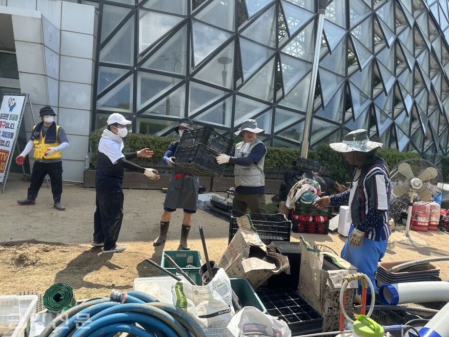봉사자들이 수해 복구 활동을 진행하고 있다.