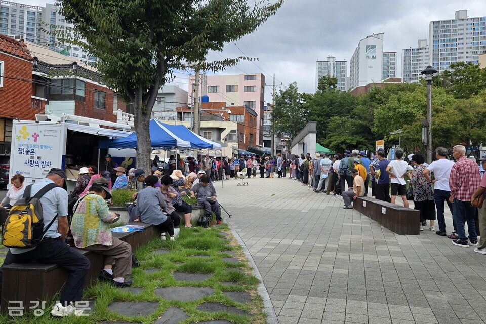 이날 삼광사 효 실천 봉사단과 천태종복지재단 부산지부는 300여 명의 취약계층에게 식사를 제공했다. 